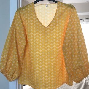 Women’s V-neck lantern sleeve blouse.